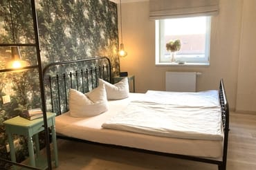 Das schöne Schlafzimmer mit Raffrollo für die Verdunkelung ...