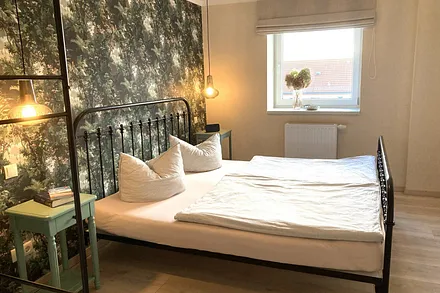 Das schöne Schlafzimmer mit Raffrollo für die Verdunkelung ...