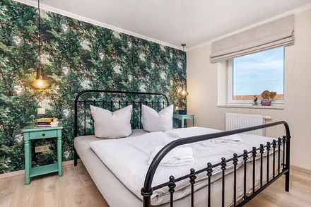 Das schöne Schlafzimmer mit 180cm breitem Doppelbett, Raffrollo für die Verdunkelung ...