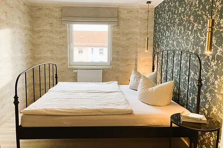 Das Schlafzimmer mit einem Raffrollo mit Verdunkleungsfuntion ...