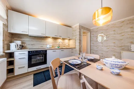 ... sowie Mikrowelle und Kühlschrank mit Frostfach.