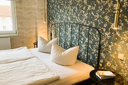 ... bequemem Doppelbett (180x200cm) ...