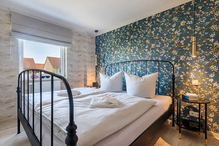 Das schöne Schlafzimmer mit einem Raffrollo mit Verdunkelungsfunktion ...