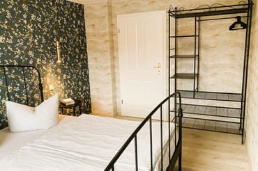 ... und Gitterschrank für Ihre Urlaubsgarderobe.