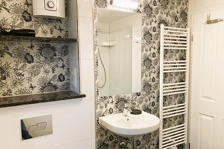 Das schöne Bad mit bezaubernden Musterfliesen in blau-weiß ...