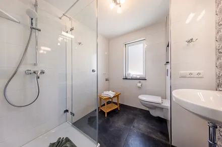 Das schöne Tageslichtbad mit Glasdusche, Fenster, WC, Fön ...