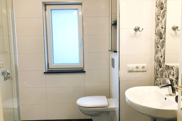 ... sowie Fenster, WC, Fön ...