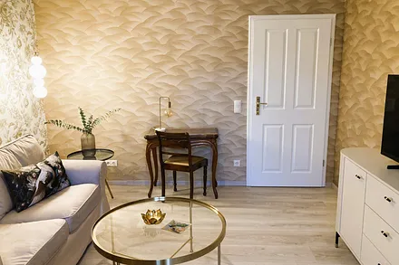 Ein kleiner antiker Schreibtisch für Ihre Urlaubspost ...