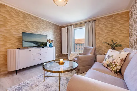 Ein Flat-TV mit Fernseh- und Radioempfang ist vorhanden.
