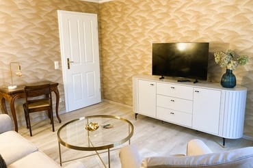 Ein Flat-TV ist vorhanden.