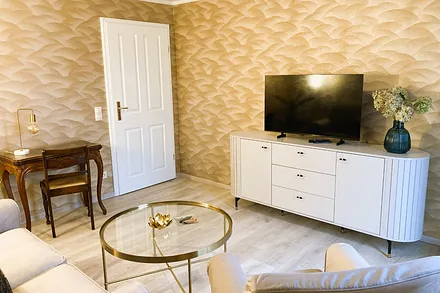 Ein Flat-TV ist vorhanden.