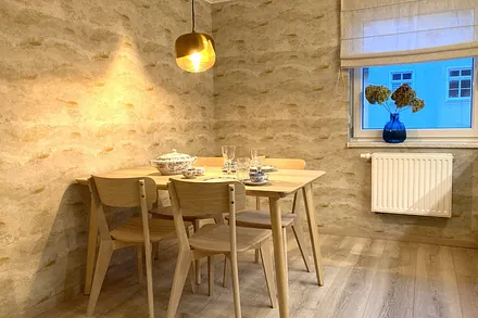 Die separate Küche mit Eßplatz ...