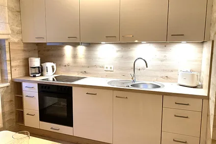 ... Mikrowelle und Kühlschrank mit Frostfach.