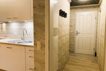 Blick in den Flur mit Garderobe.