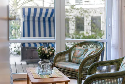 Ein Strandkorb steht auf der eigenen Terrasse