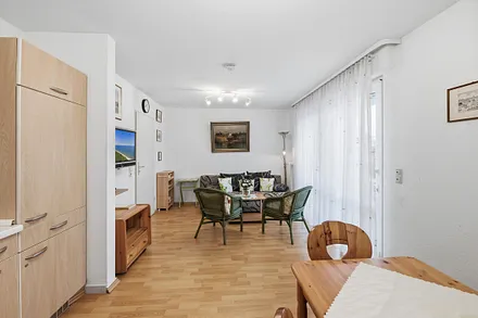 Wohnzimmer mit Küchenzeile und Essplatz