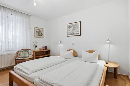 Schlafzimmer mit Doppelbett und Kleiderschrank