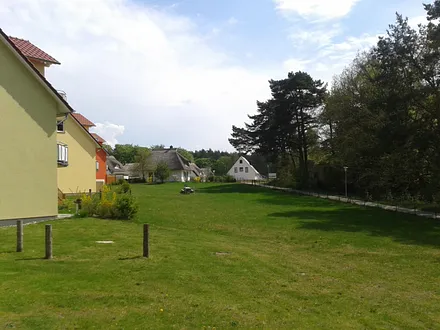 Spielwiese hinter den Häusern (eingezäunt)