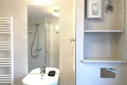 ... Echglasdusche, WC, Fön und Handtuchtrockner.