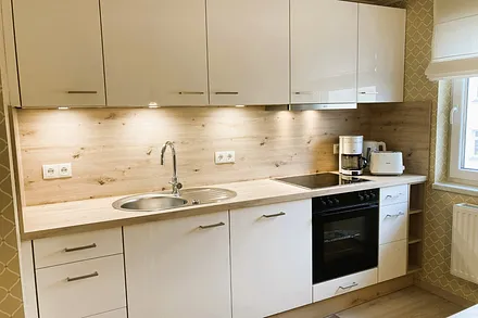 Die Küchenzeile in der separaten Küche ist komplett ausgestattet mit Geschirrspüler, Kühl-Gefrier-Kombination usw.