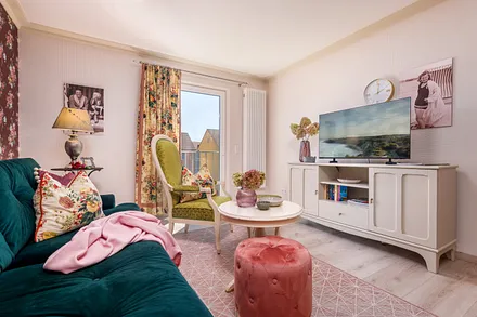 Flat-TV mit Radio und TV-Empfang ist vorhanden.