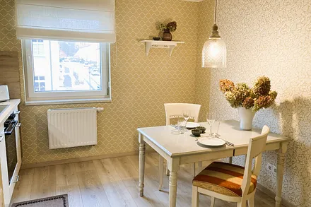 Der komfortable Eßplatz in der separaten Küche.