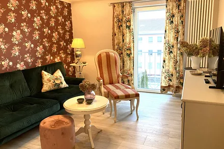 Hübsche Tapeten und schöne Stoffe - das gemütliche Wohnzimmer.