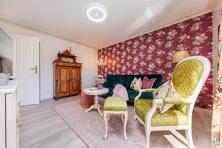Hübsche Tapeten und schöne Stoffe - das gemütliche Wohnzimmer.