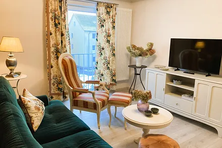 Ein Flachbildfernseher mit TV- und Radioempfang ist vorhanden.