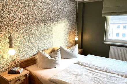 Das Bett ist bequeme 1,80m breit.