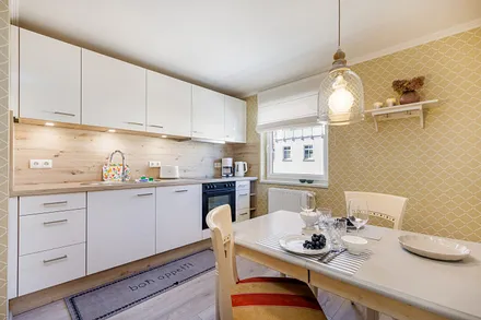 Die separate Küche mit komfortablem Eßplatz.