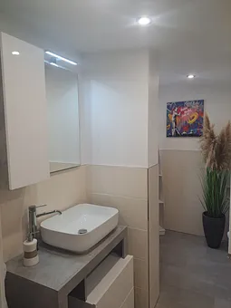 Badezimmer mit Waschtisch