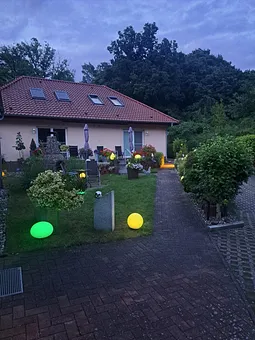 Blick von der Terasse in den Garten am Abend
