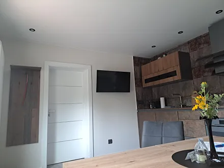 Küchenbereich mit TV