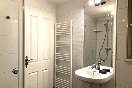 Das moderne Bad bietet Ihnen Dusche, WC, Fön, Handtuchtrockner und Fenster.