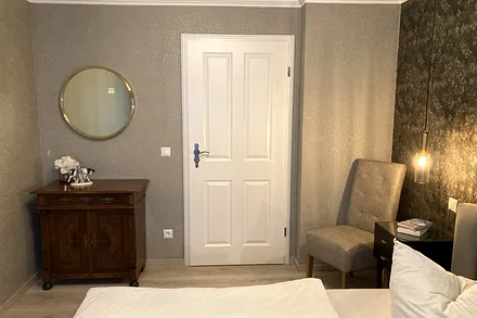 ... sowie Spiegel und Kommode.