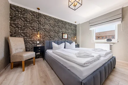Das schicke Schlafzimmer mit Innenrollo (Verdunkelung + transparente Gardine).