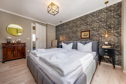 Blick durch das schöne Schlafzimmer.