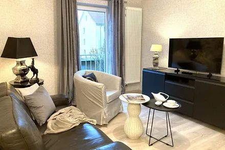 Ein Flachbildfernseher mit TV- und Radioempfang ist vorhanden.