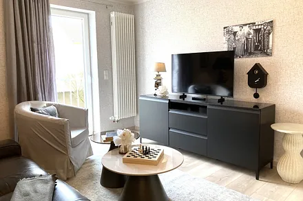 Ein Flachbildfernseher mit TV- und Radioempfang ist vorhanden.