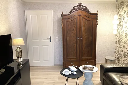 Antike Einzelstücke schaffen behagliches Ambiente.