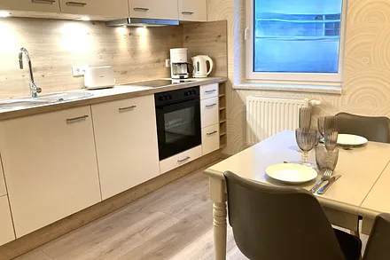 Die separate Küche mit Eßplatz ...