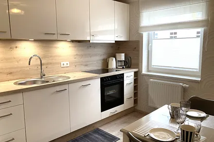 Die separate Küche mit Eßplatz ...