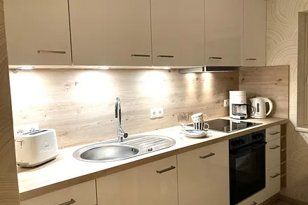 ... Geschirrspüler, Backofen, Mirkowelle, Kühlgefrierkombination und allem notwendigen Küchenzubehör. 