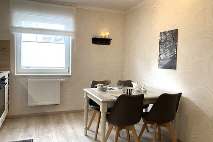 ... Geschirrspüler, Backofen, Mirkowelle, Kühlgefrierkombination und allem notwendigen Küchenzubehör. 