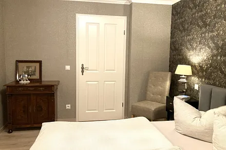 Das Schlafzimmer in warmem Gold und Braun mit Doppelbett ...