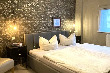 Das schöne Schlafzimmer bietet ein Raffrollo mit Verdunkelungsfunktion ...