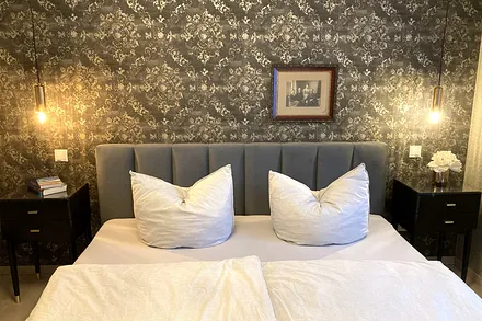 ... ein bequemes Doppelbett (180x200cm) ...