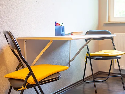 Der ausklappbare Schreibtisch im zweiten Schlafzimmer