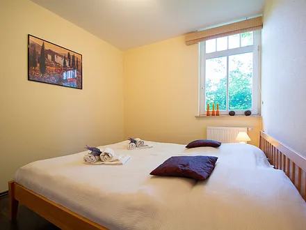 Das erste Schlafzimmer mit Doppelbett